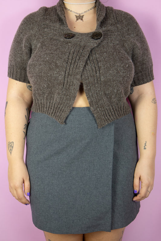 The Y2K Brown Knit Bolero Shrug is a vintage short-sleeved cropped cardigan with a two-button closure. Made from a blend of wool and mohair. Boho fairy grunge 2000s knitted bolero jacket.