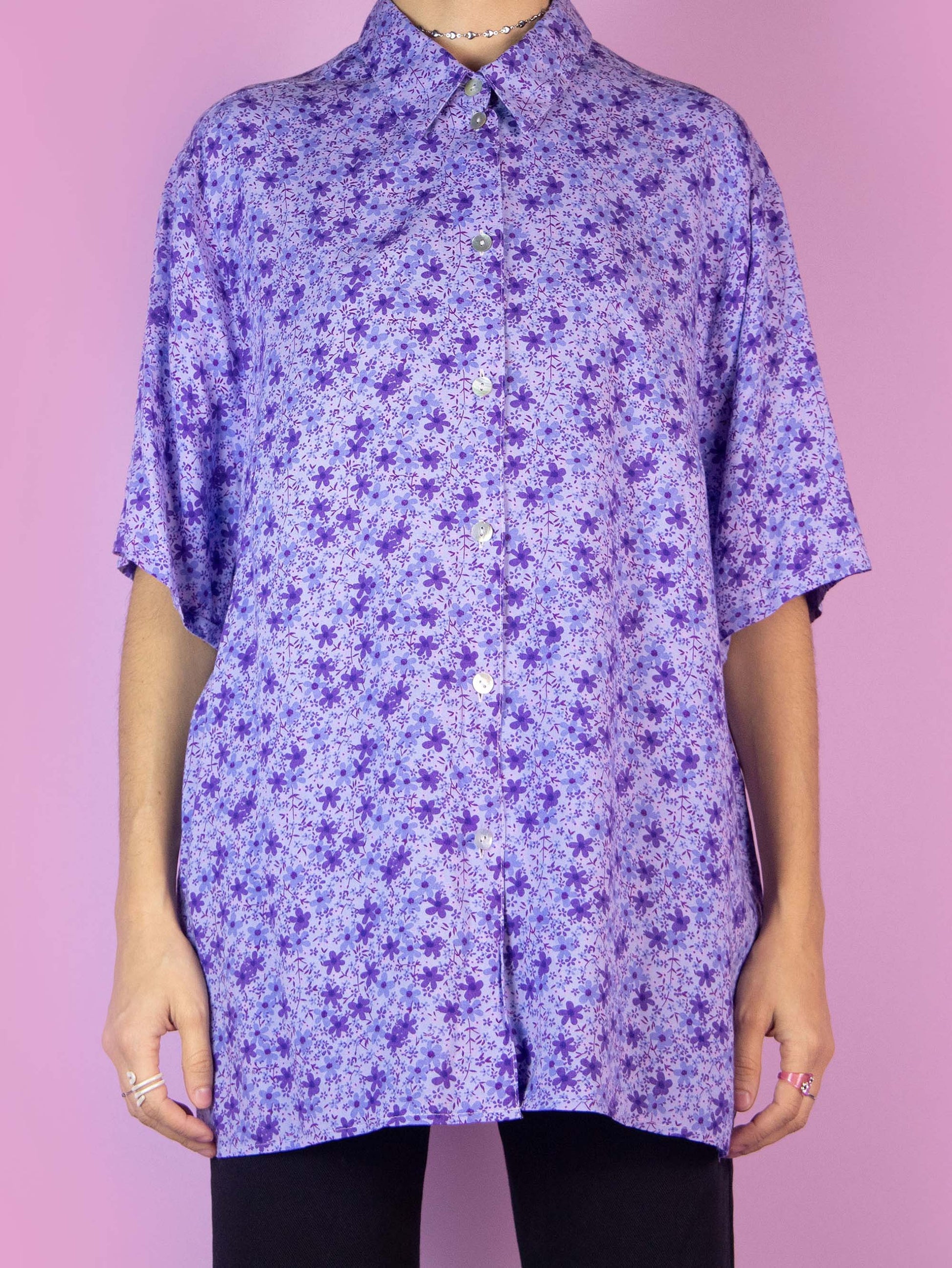 The Vintage 90s Boho Purple Floral Blouse is a short-sleeved lilac shirt with a collar and buttons. Retro grunge 1990s summer shirt.