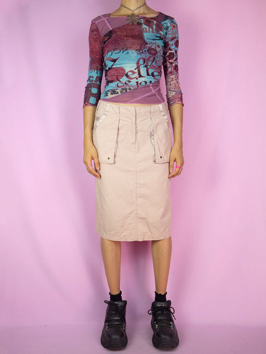 The Y2K Pink Grunge Cargo Skirt is a vintage light pink beige skirt with pockets and a front zip closure. Cyber gorpcore 2000s utility midi skirt.