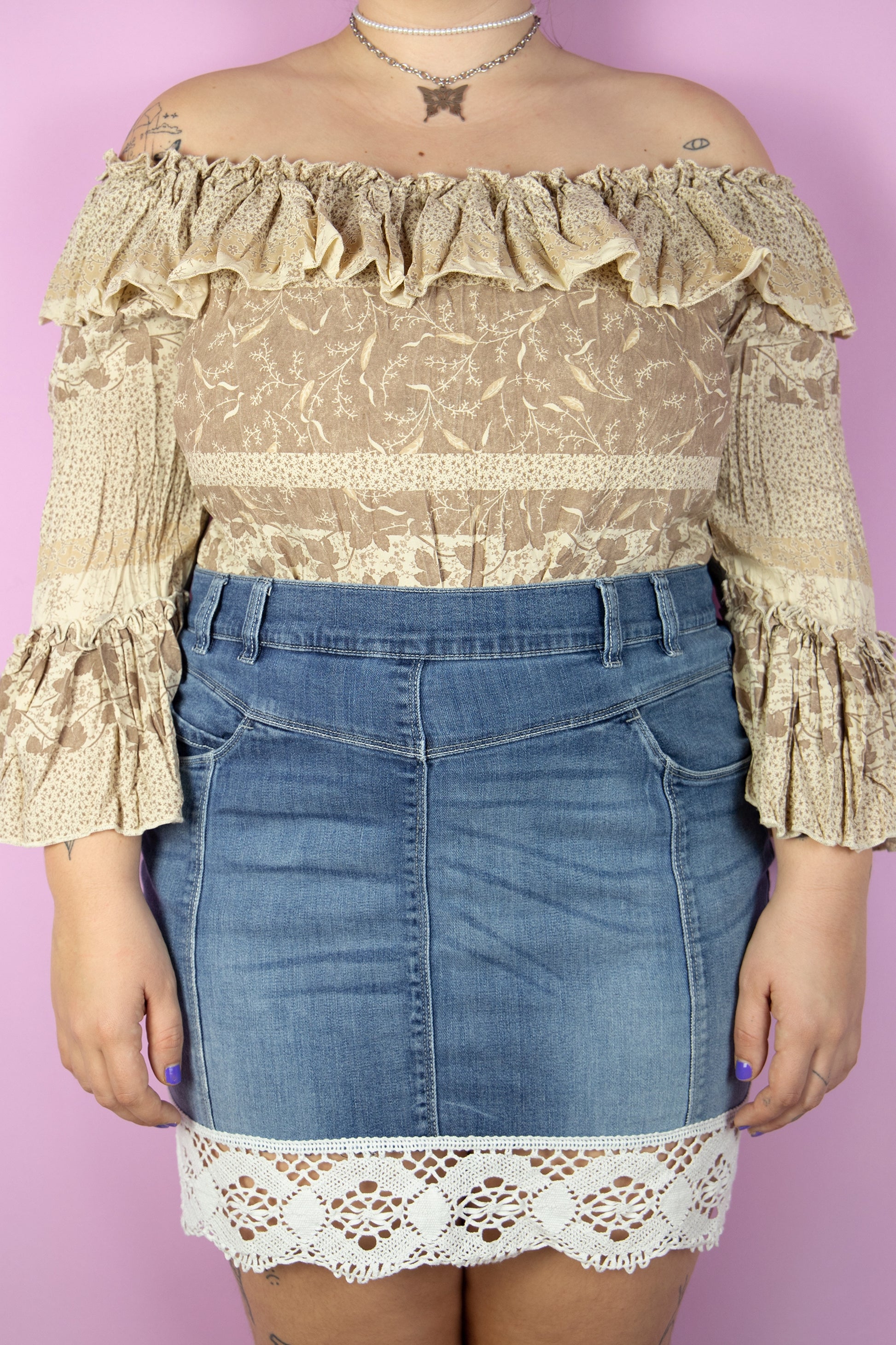 The Vintage 90’s Beige Off-Shoulder Top is an off-the-shoulder blouse with beige and brown floral patterns, featuring charming ruffles and bell sleeves. This lovely cottage prairie boho top captures the essence of spring and summer fashion from the 1990s.